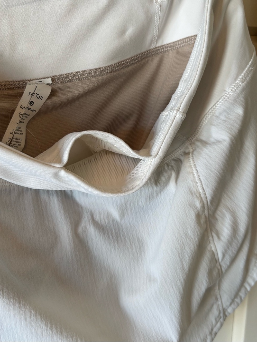 Lululemon sz 10 Women’s White Athletic lightweight Shorts w/ pockets - Picture 6 of 8